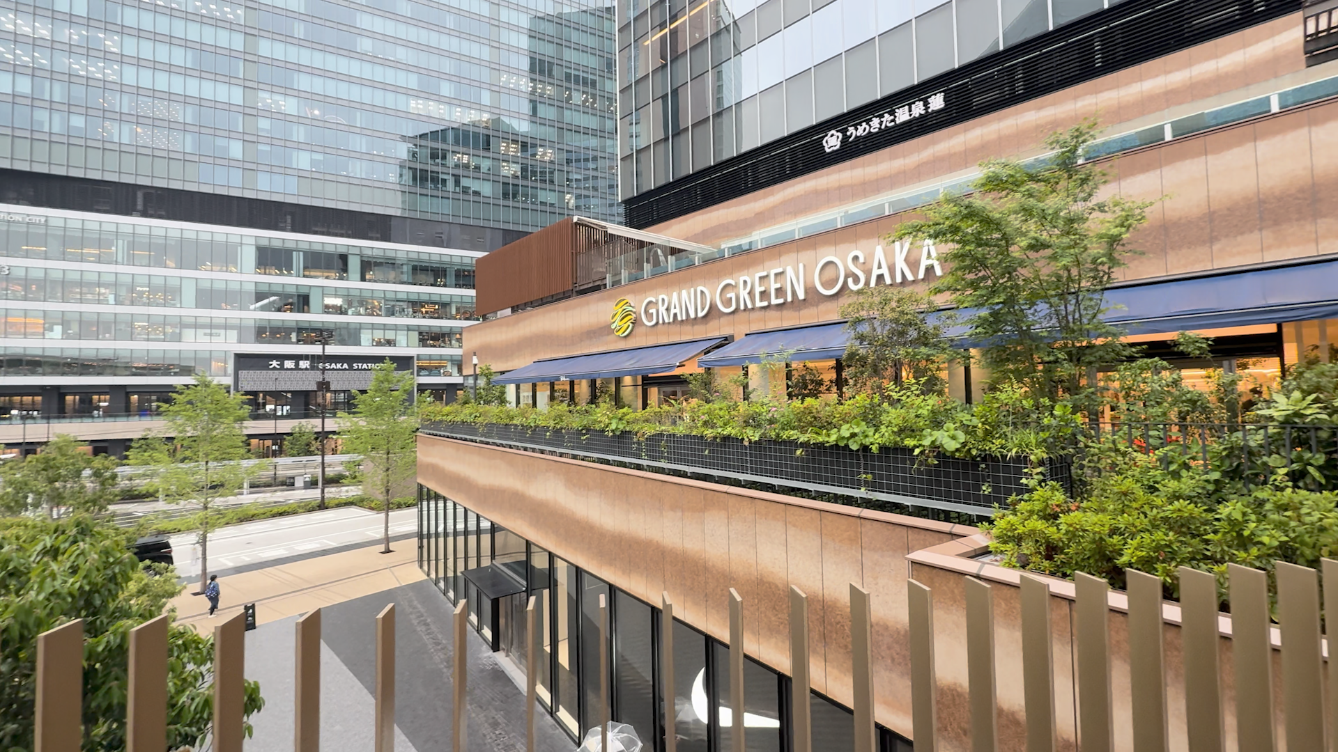 差込式行先板「園部←(梅小路経由)→大久保／大久保←(梅小路経由)→園部」 梅田の新スポット『Grand green Osaka』にあるフードコート